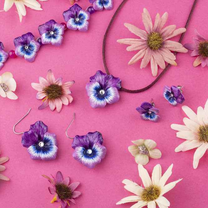 Orecchini a lobo con viole del pensiero fucsia