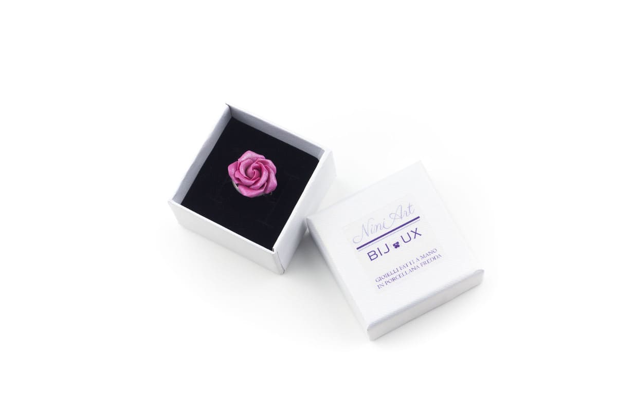 Anello con rosa fucsia