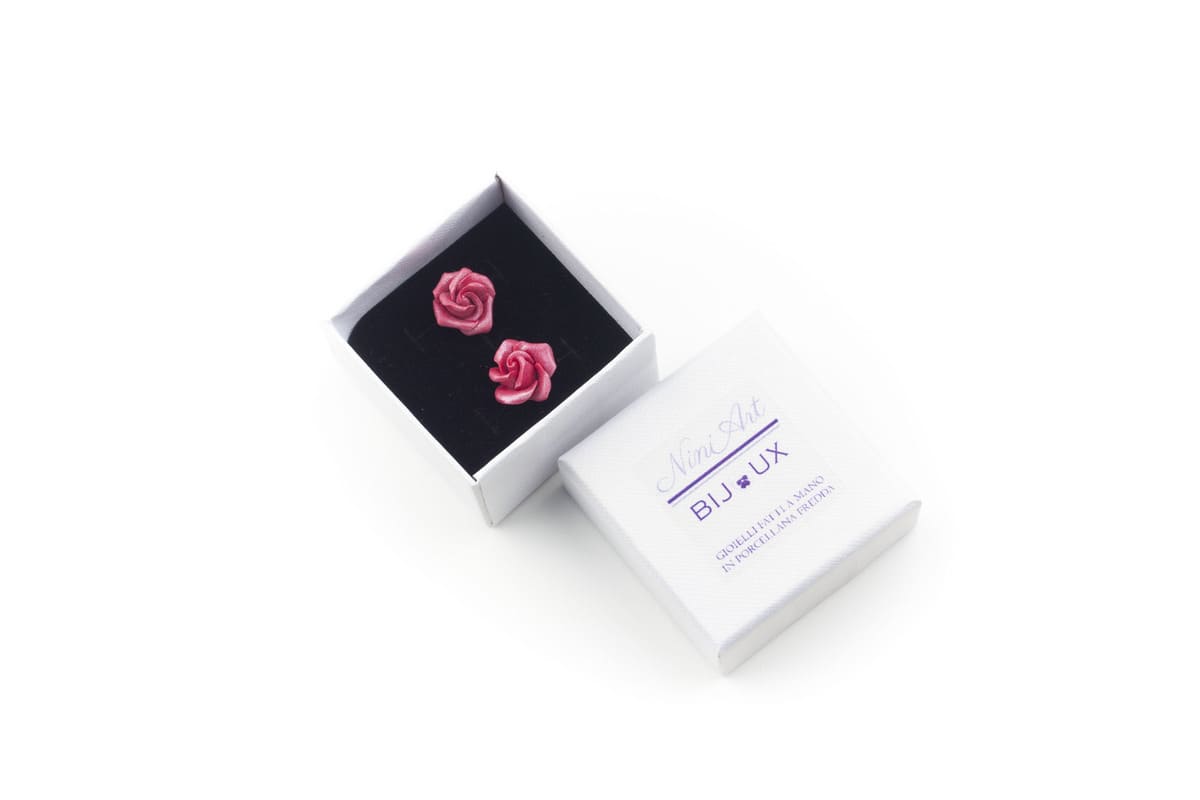 Orecchini a lobo con rose rosse