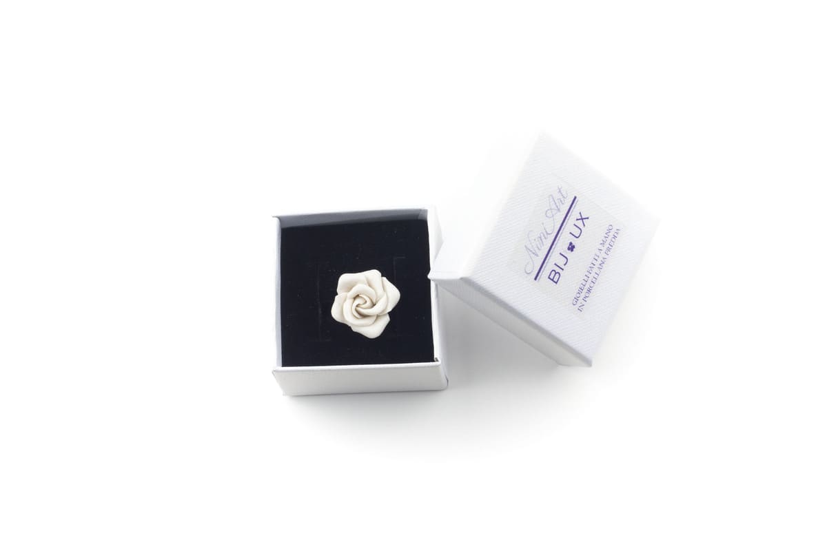 Anello con rosa bianca