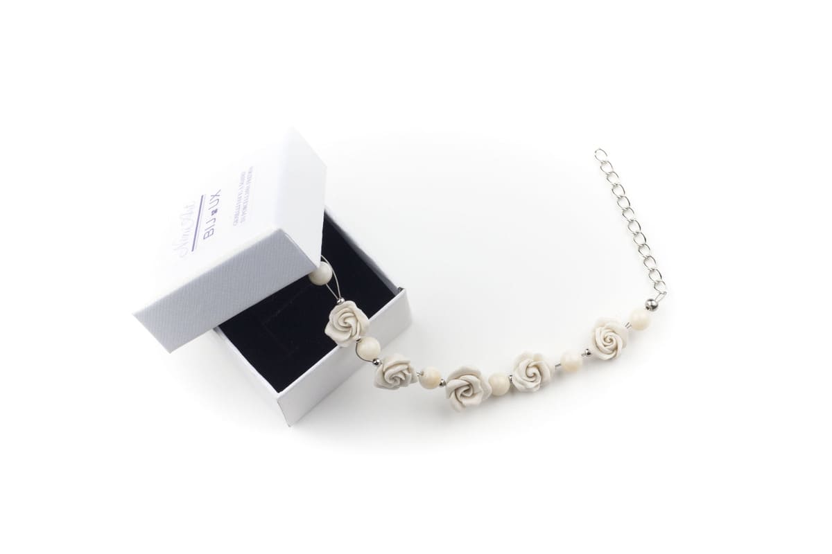 Bracciale con rose bianche
