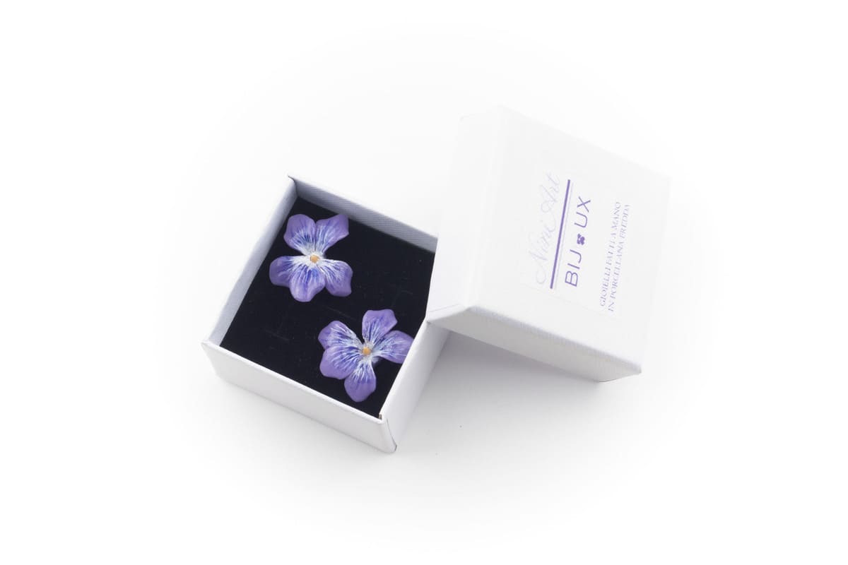 Orecchini a lobo con violette