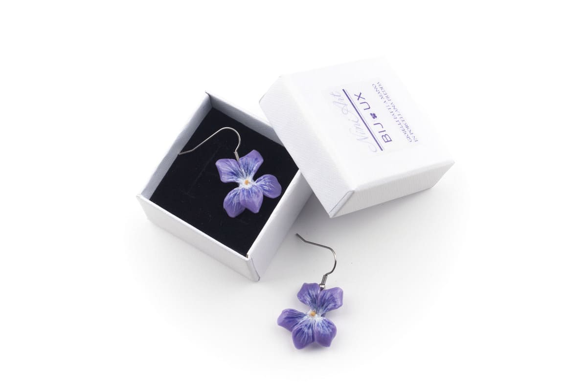 Orecchini pendenti con violette