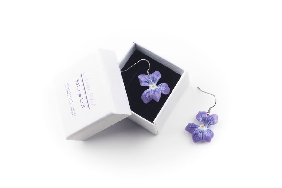 Orecchini pendenti con violette