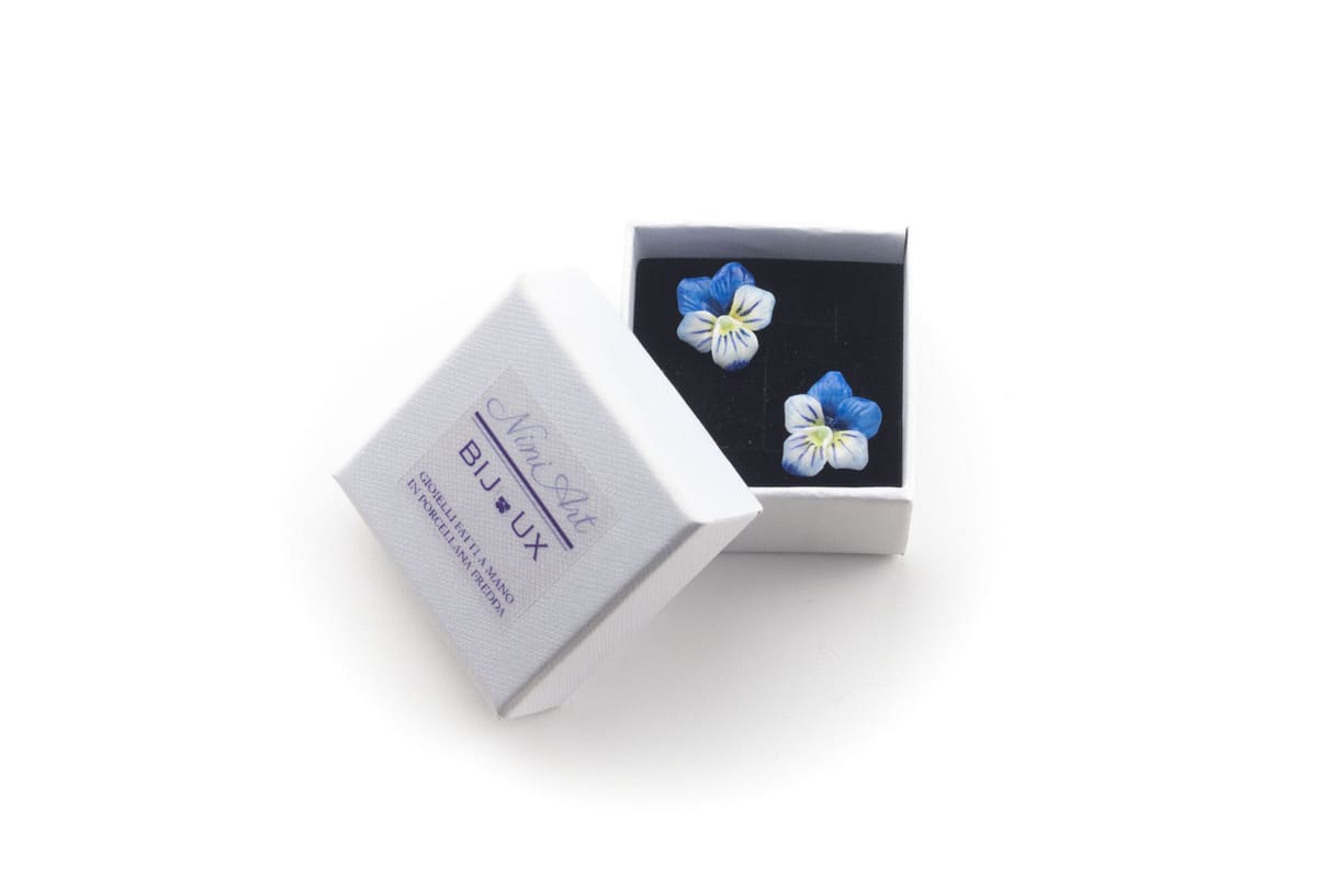 Orecchini a lobo con viole del pensiero azzurre