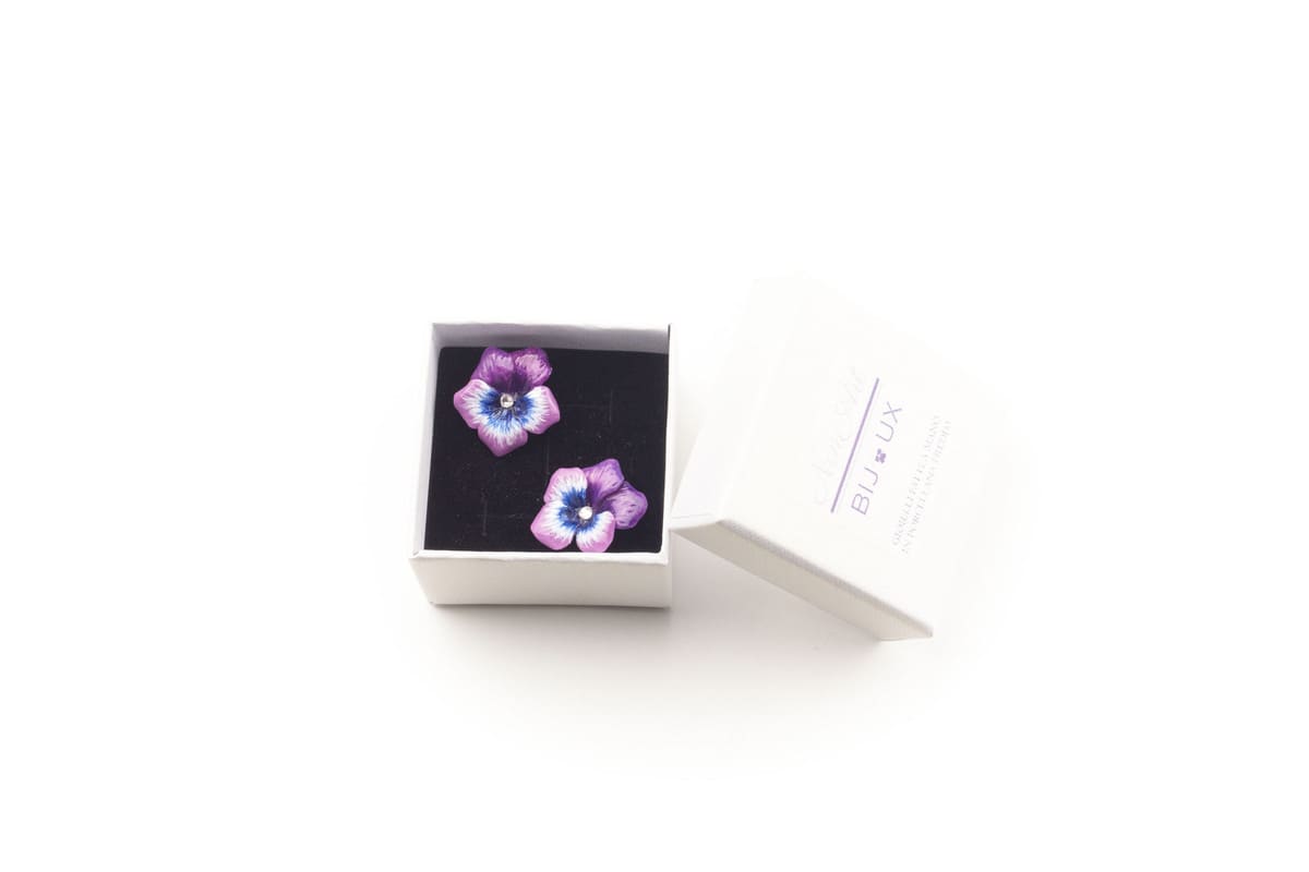 Orecchini a lobo con viole del pensiero fucsia