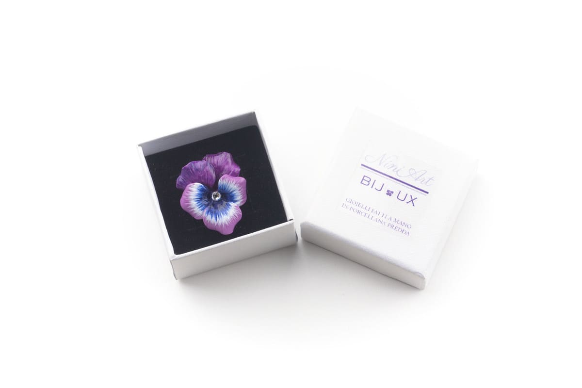 Anello con viola del pensiero fucsia