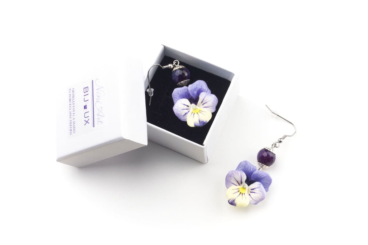 Orecchini pendenti con viole del pensiero lilla e pietre dure