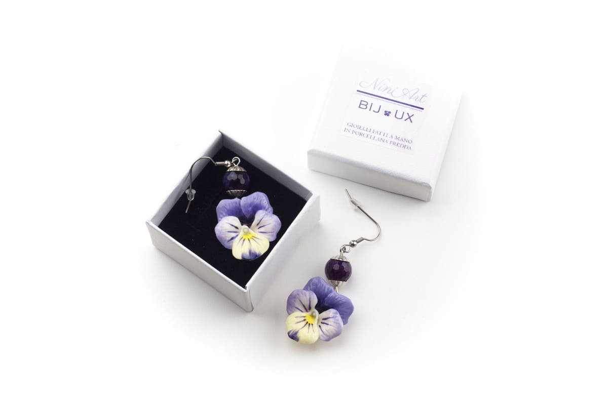 Orecchini pendenti con viole del pensiero lilla e pietre dure