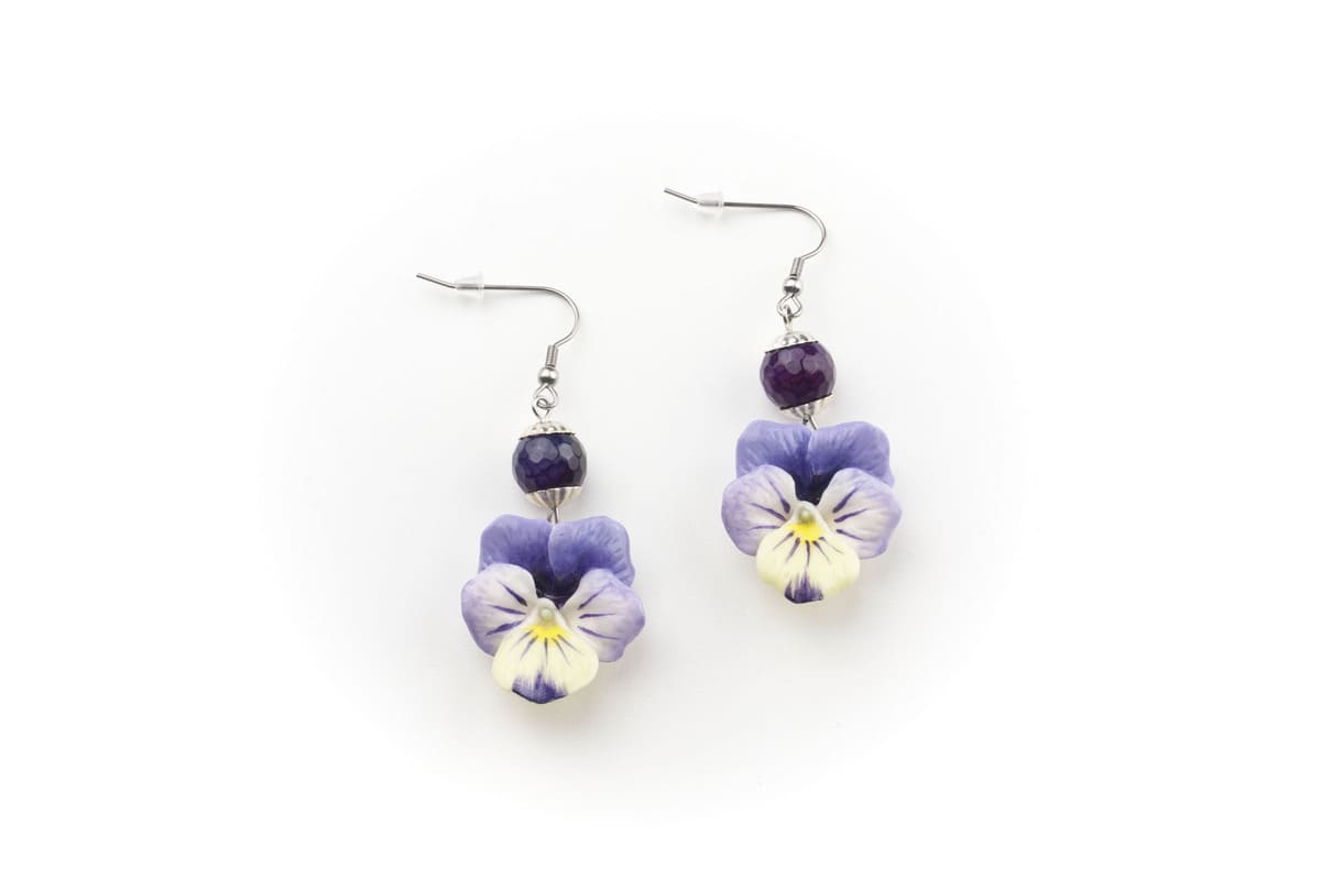 Orecchini pendenti con viole del pensiero lilla e pietre dure