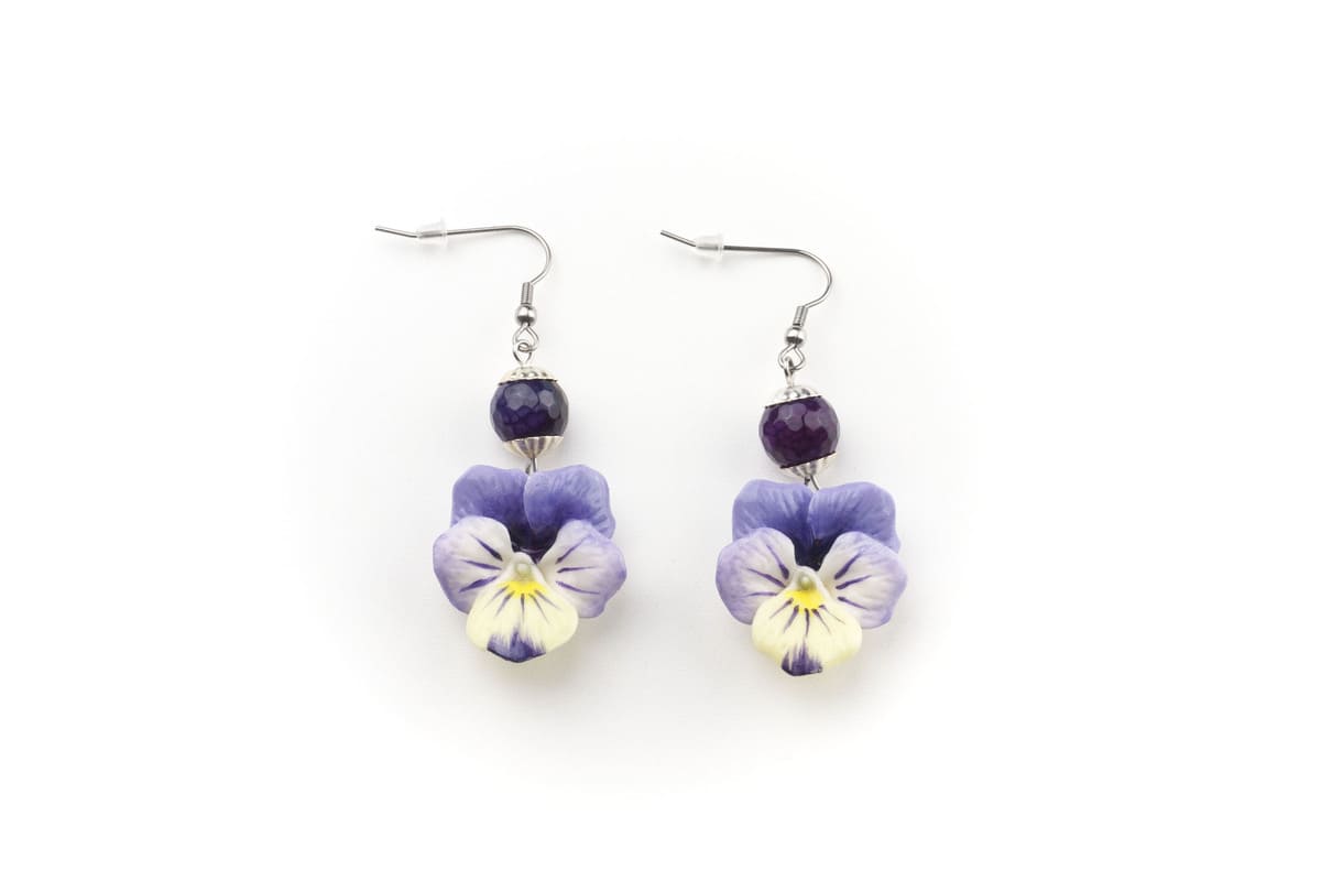 Orecchini pendenti con viole del pensiero lilla e pietre dure