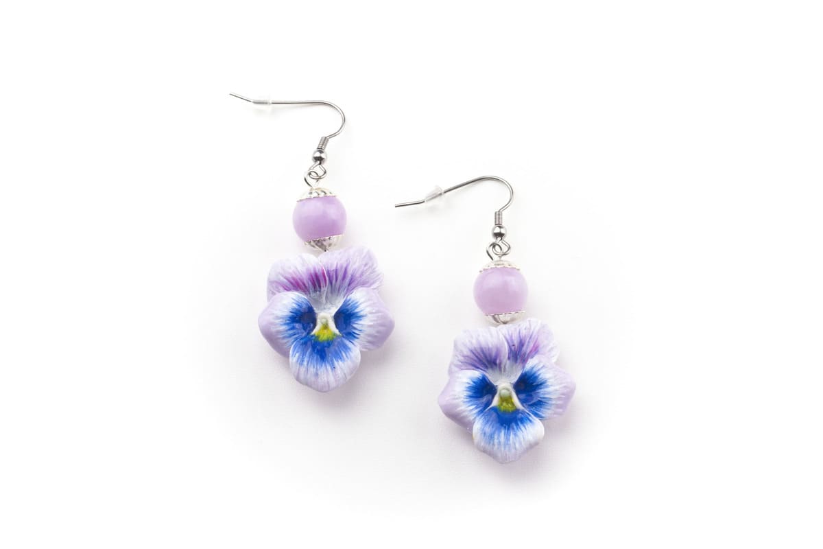 Orecchini pendenti con viole del pensiero viola e pietre dure