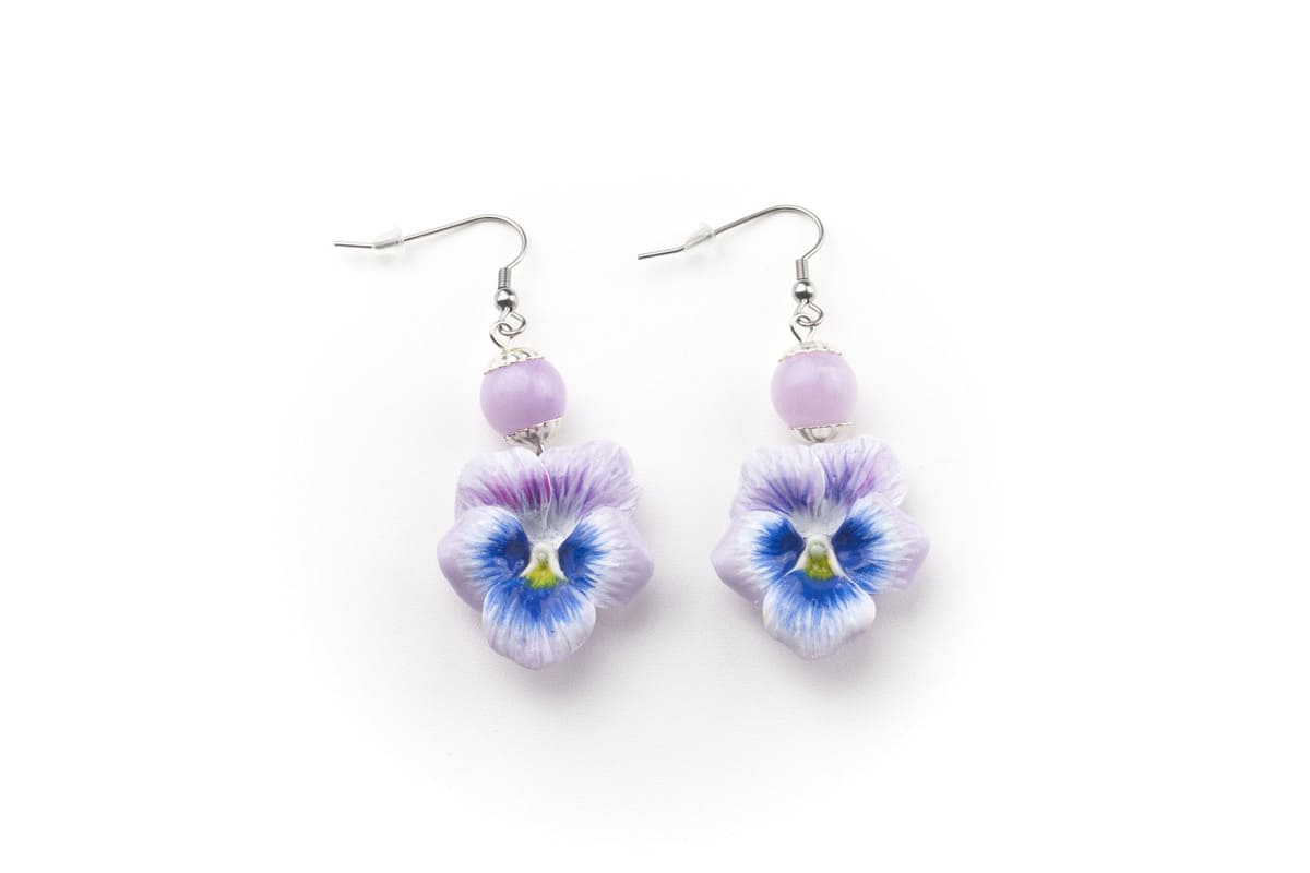 Orecchini pendenti con viole del pensiero viola e pietre dure