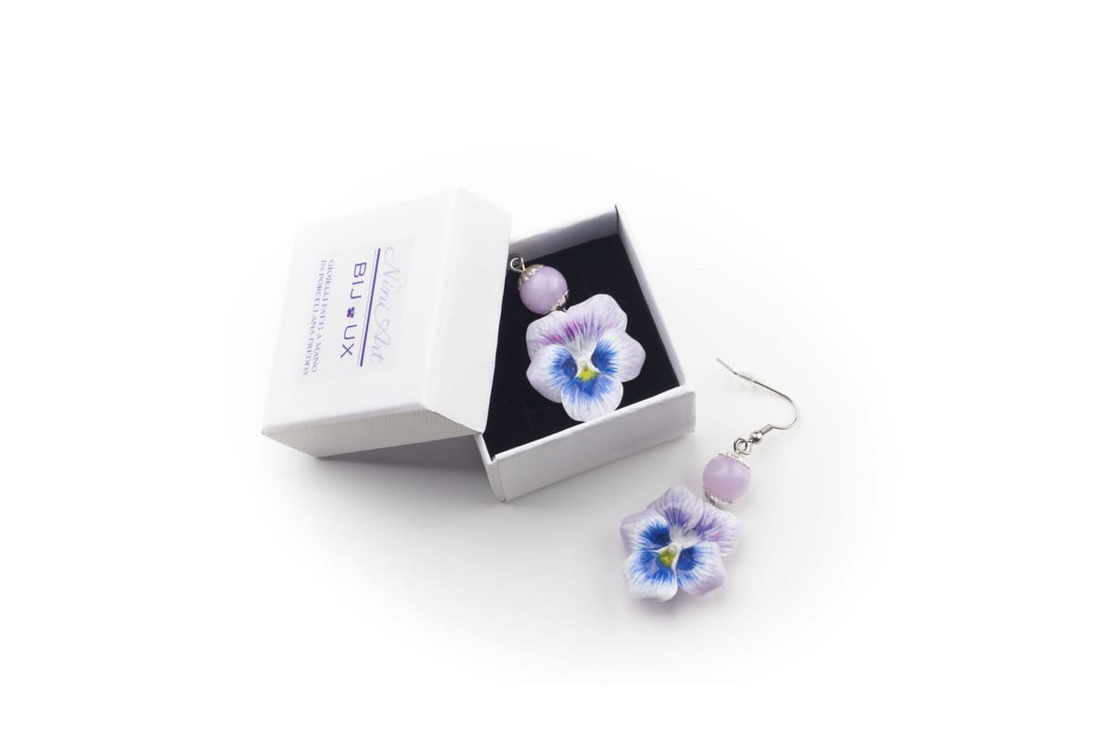 Orecchini pendenti con viole del pensiero viola e pietre dure