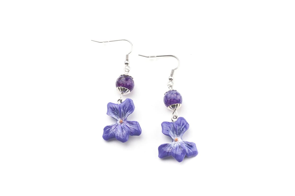 Orecchini pendenti con violette e pietre dure
