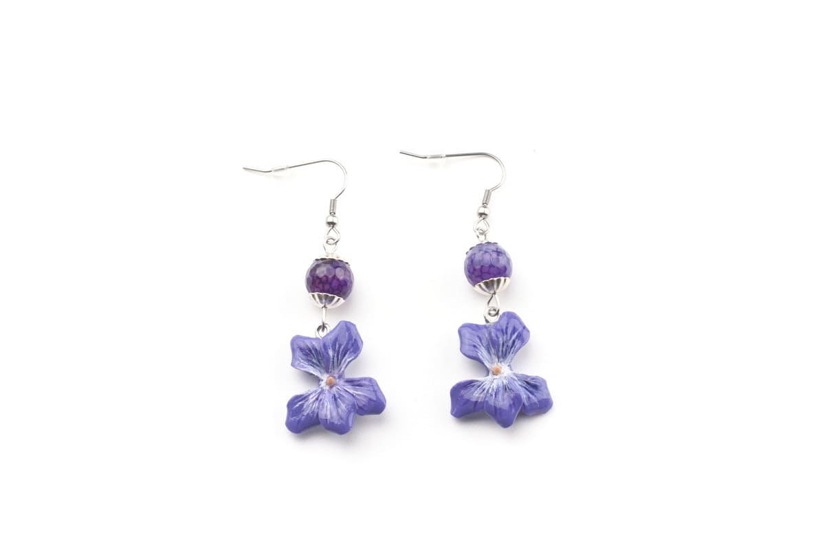 Orecchini pendenti con violette e pietre dure