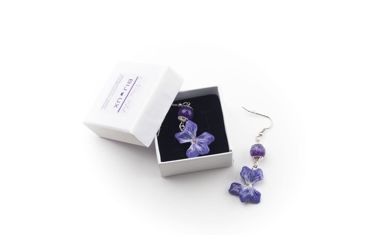 Orecchini pendenti con violette e pietre dure