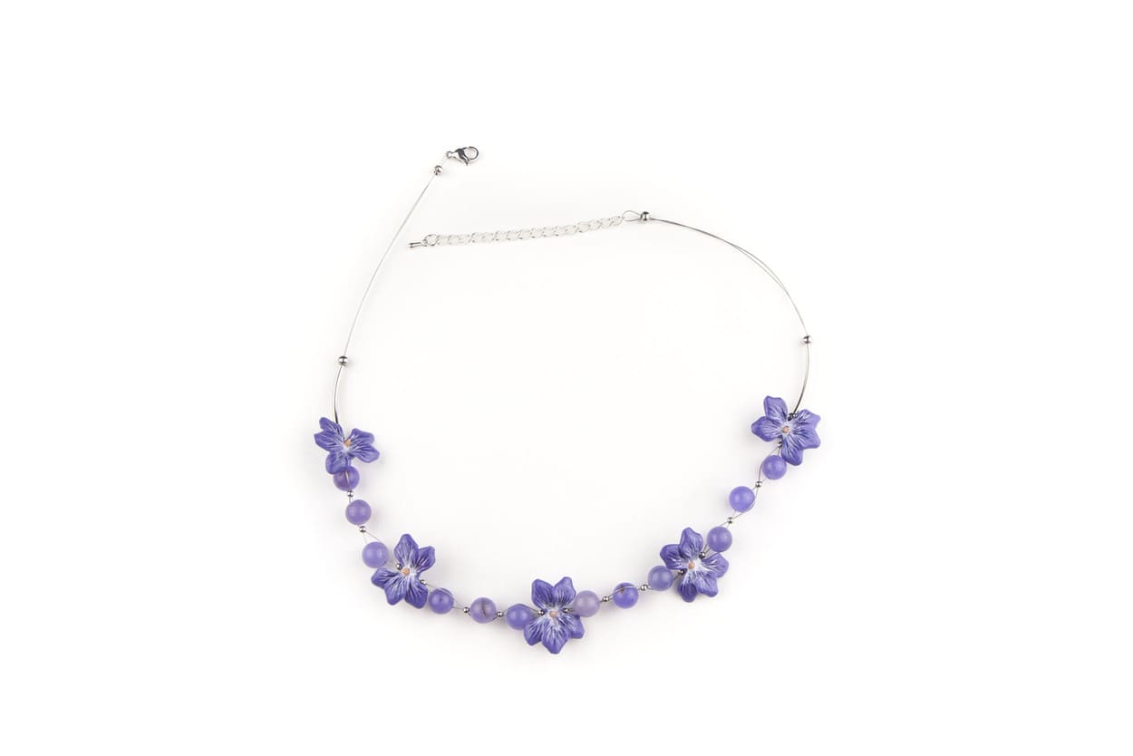 Collana girocollo con violette e pietre dure