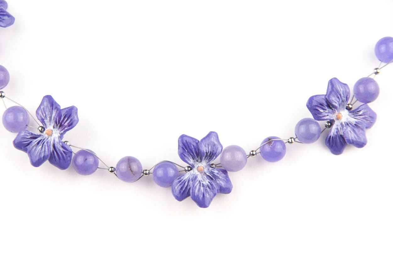 Collana girocollo con violette e pietre dure