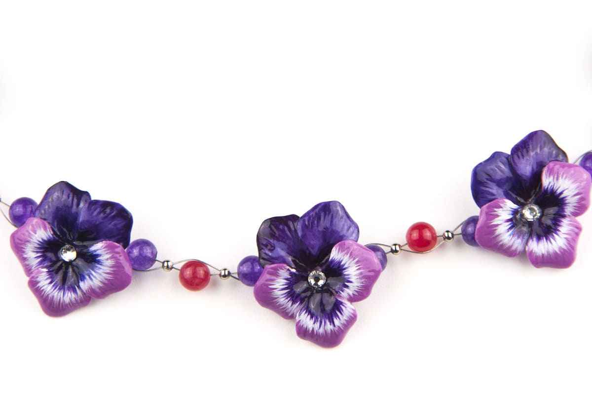 Collana girocollo con viole del pensiero fucsia e pietre dure