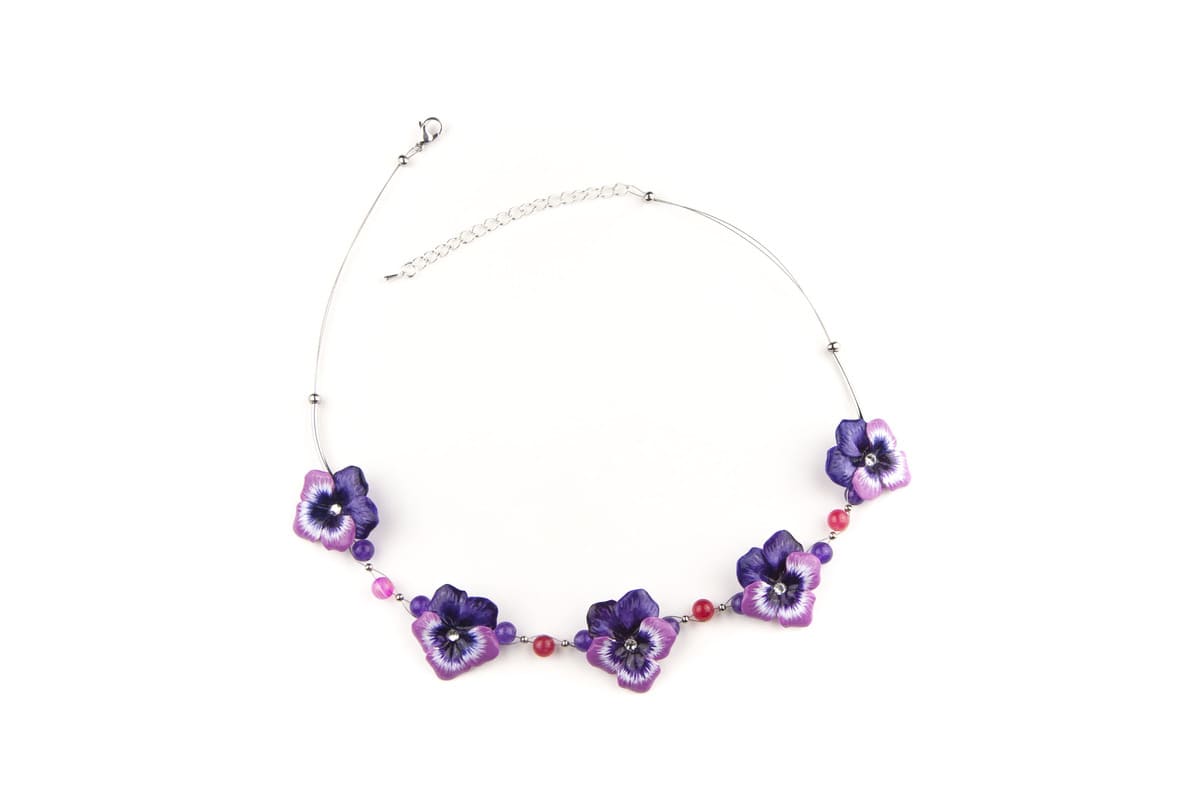 Collana girocollo con viole del pensiero fucsia e pietre dure