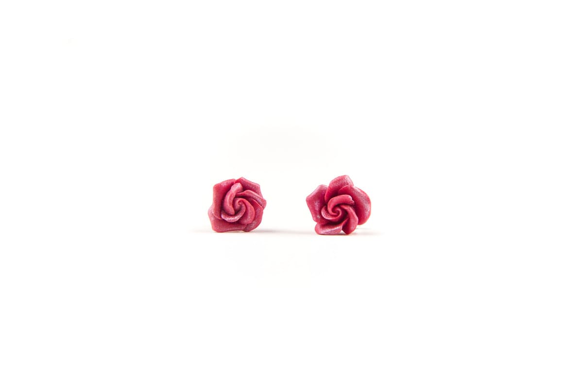 Orecchini a lobo con rose rosse