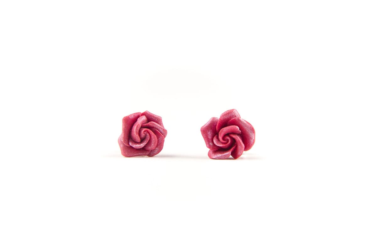 Orecchini a lobo con rose rosse