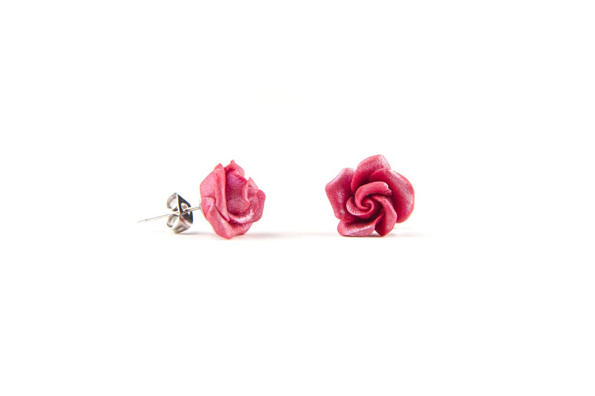 Orecchini a lobo con rose rosse