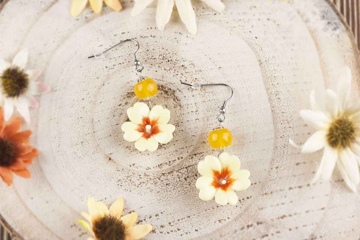 Orecchini pendenti con primule gialle e pietre dure