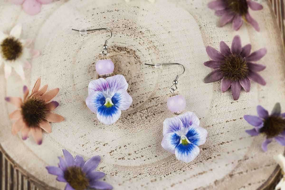 Orecchini pendenti con viole del pensiero viola e pietre dure