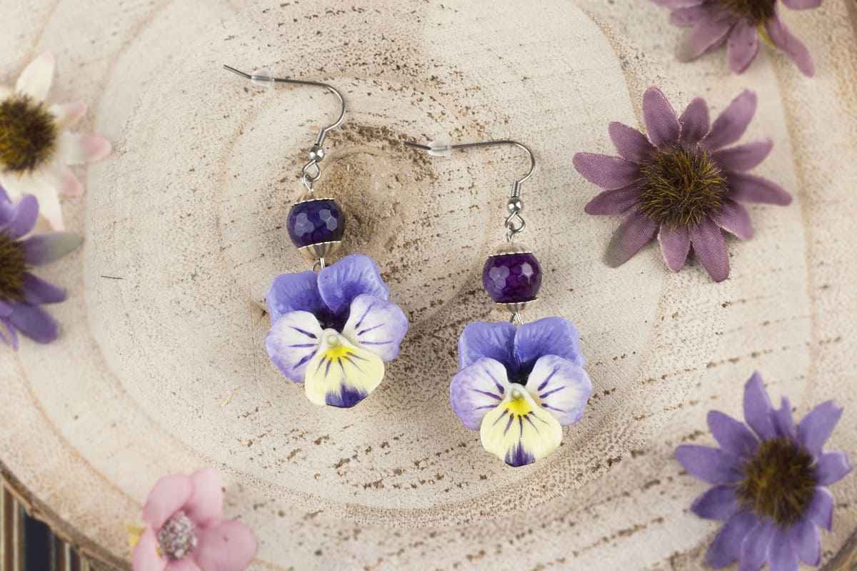 Orecchini pendenti con viole del pensiero lilla e pietre dure