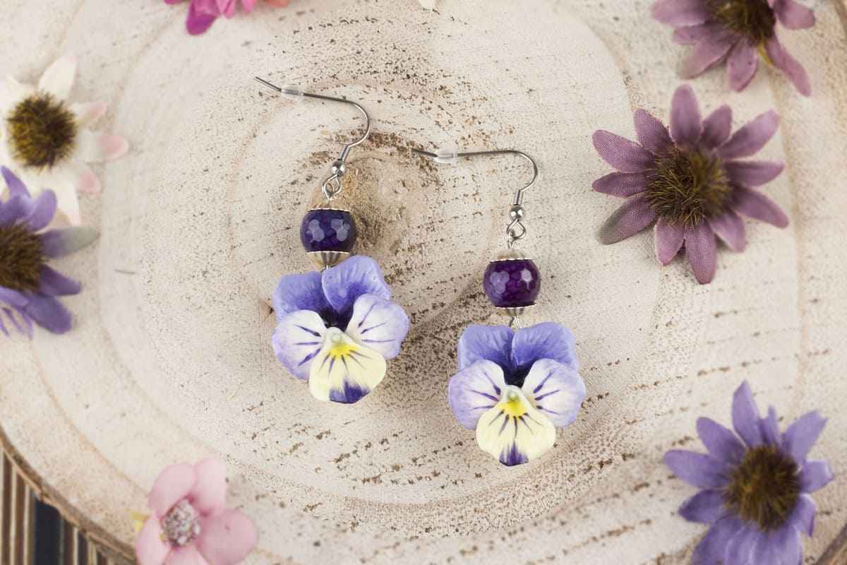 Orecchini pendenti con viole del pensiero lilla e pietre dure