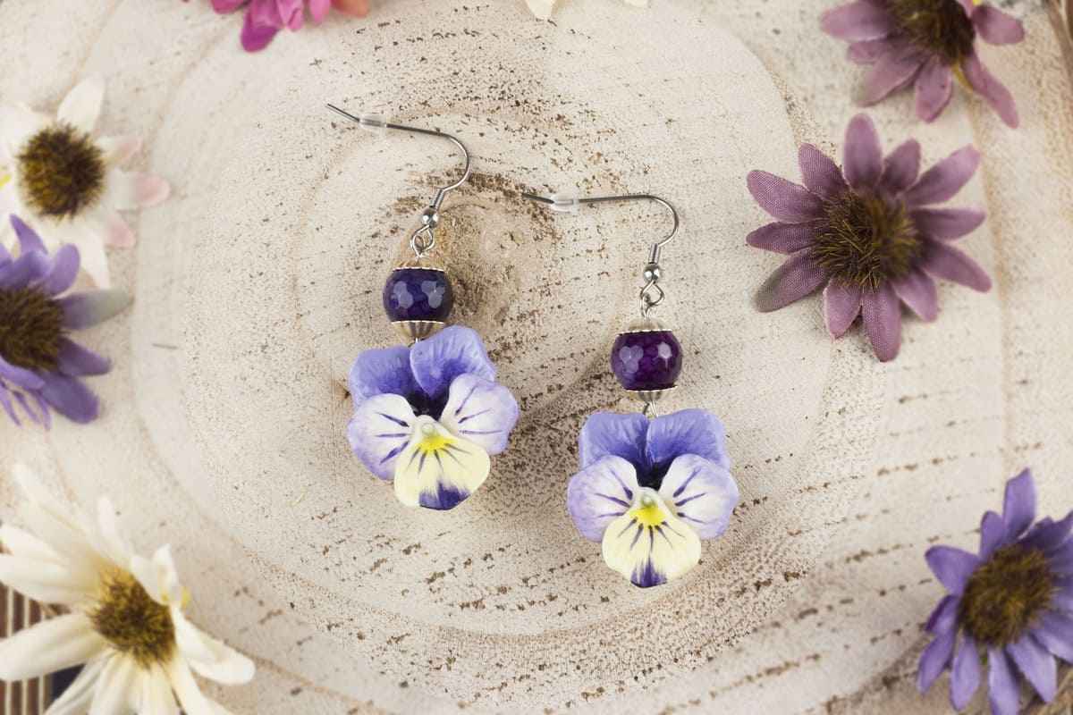 Orecchini pendenti con viole del pensiero lilla e pietre dure