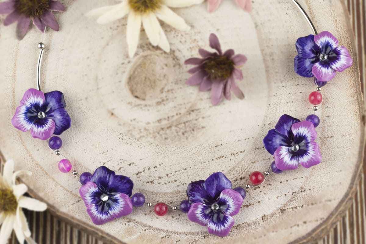 Collana girocollo con viole del pensiero fucsia e pietre dure