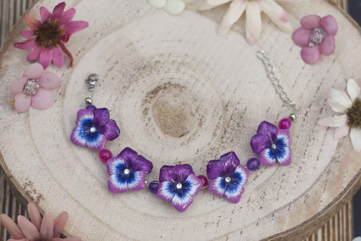 Bracciale con viole del pensiero fucsia