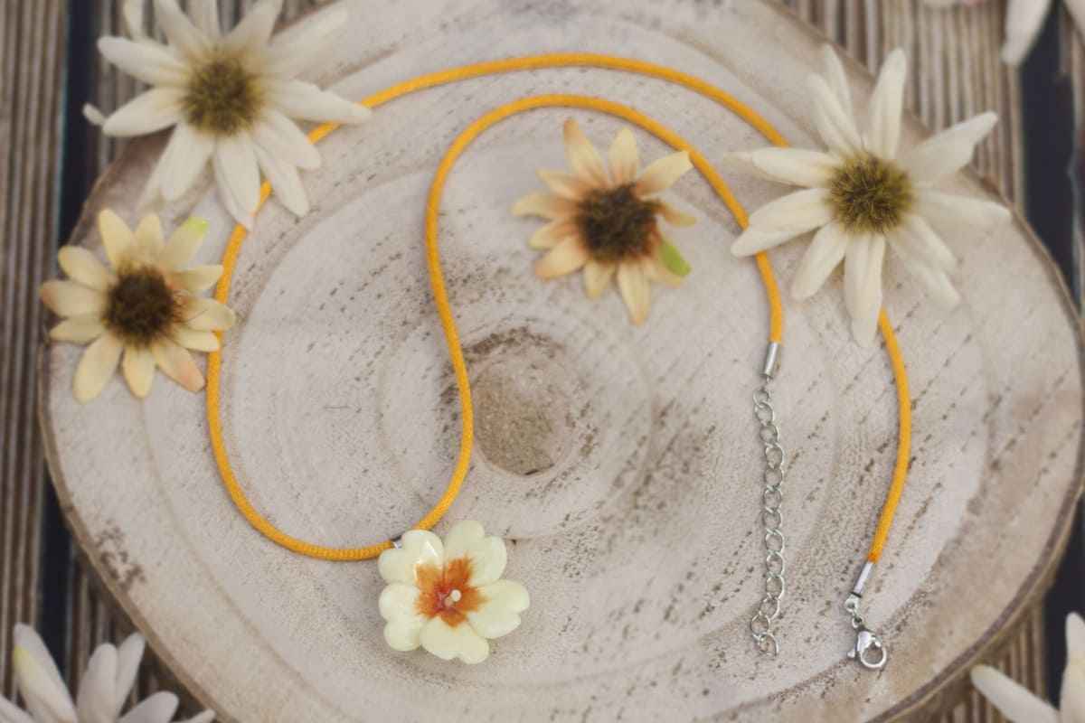 Collana ciondolo primula gialla
