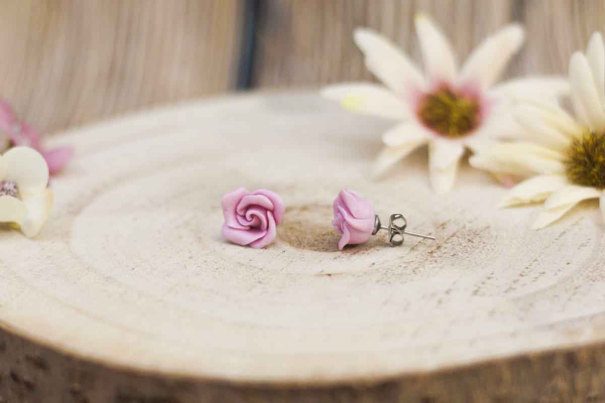 Orecchini a lobo con rose rosa