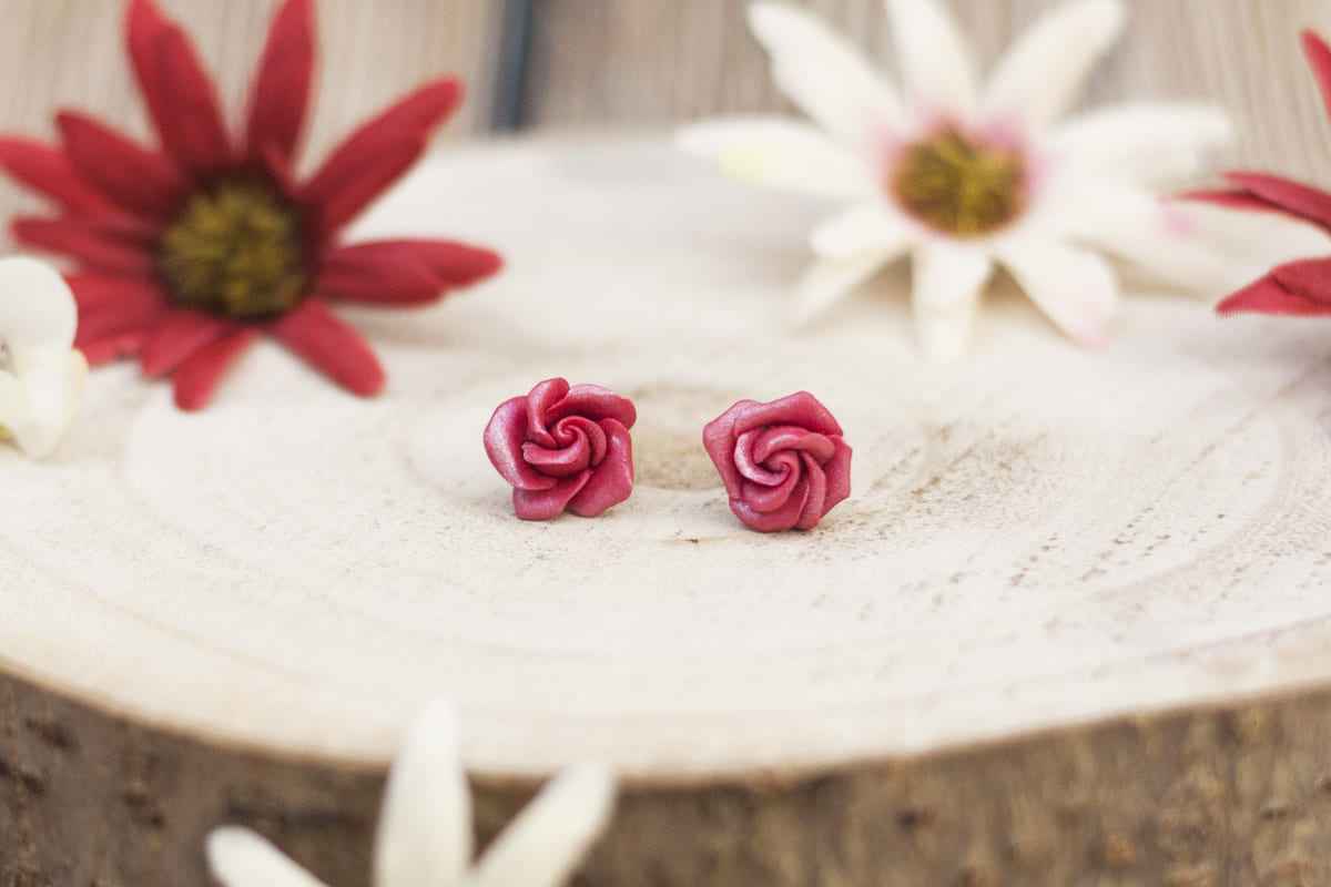 Orecchini a lobo con rose rosse