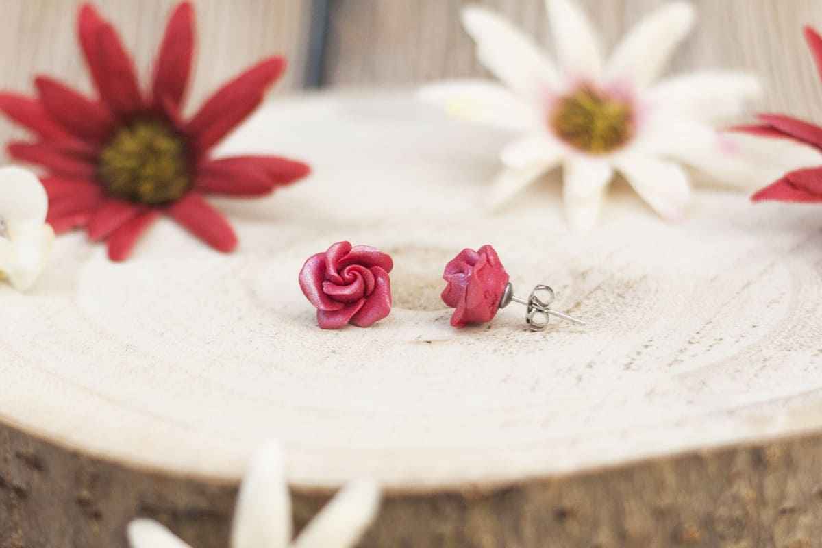 Orecchini a lobo con rose rosse