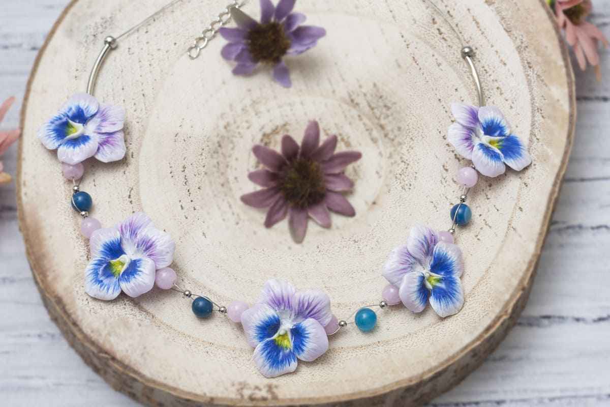 Collana girocollo con viole del pensiero viola e pietre dure