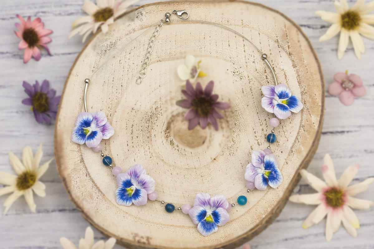 Collana girocollo con viole del pensiero viola e pietre dure