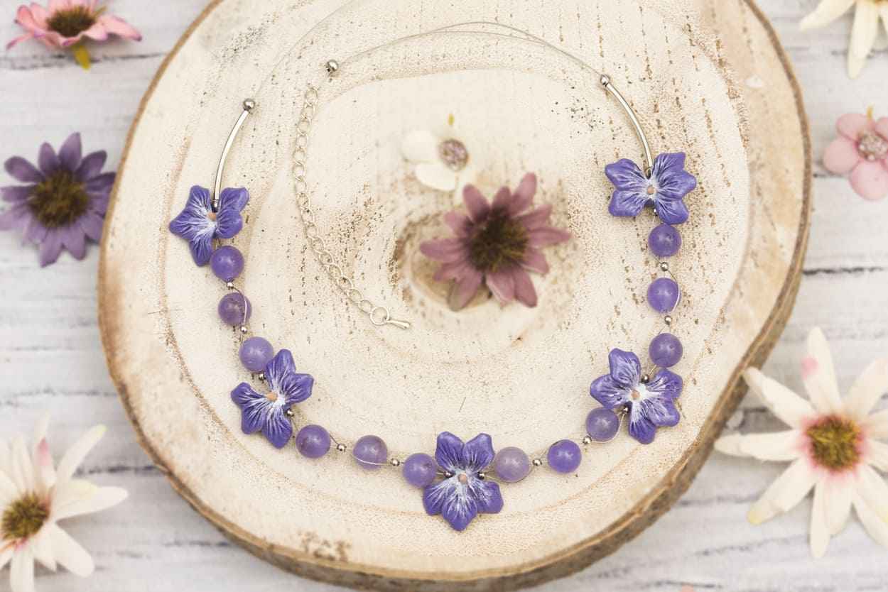 Collana girocollo con violette e pietre dure