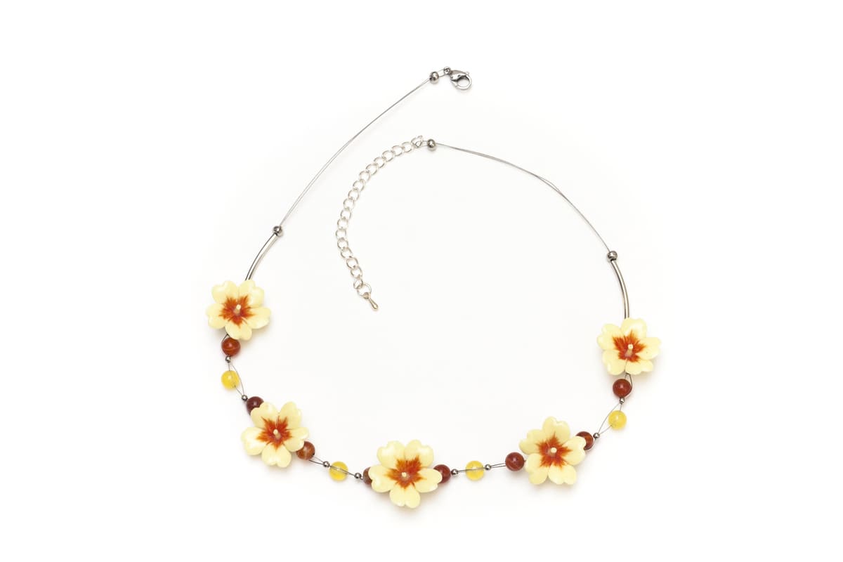 Collana girocollo con primule e pietre dure