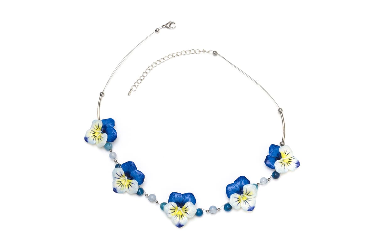 Collana girocollo con viole del pensiero azzurre e pietre dure