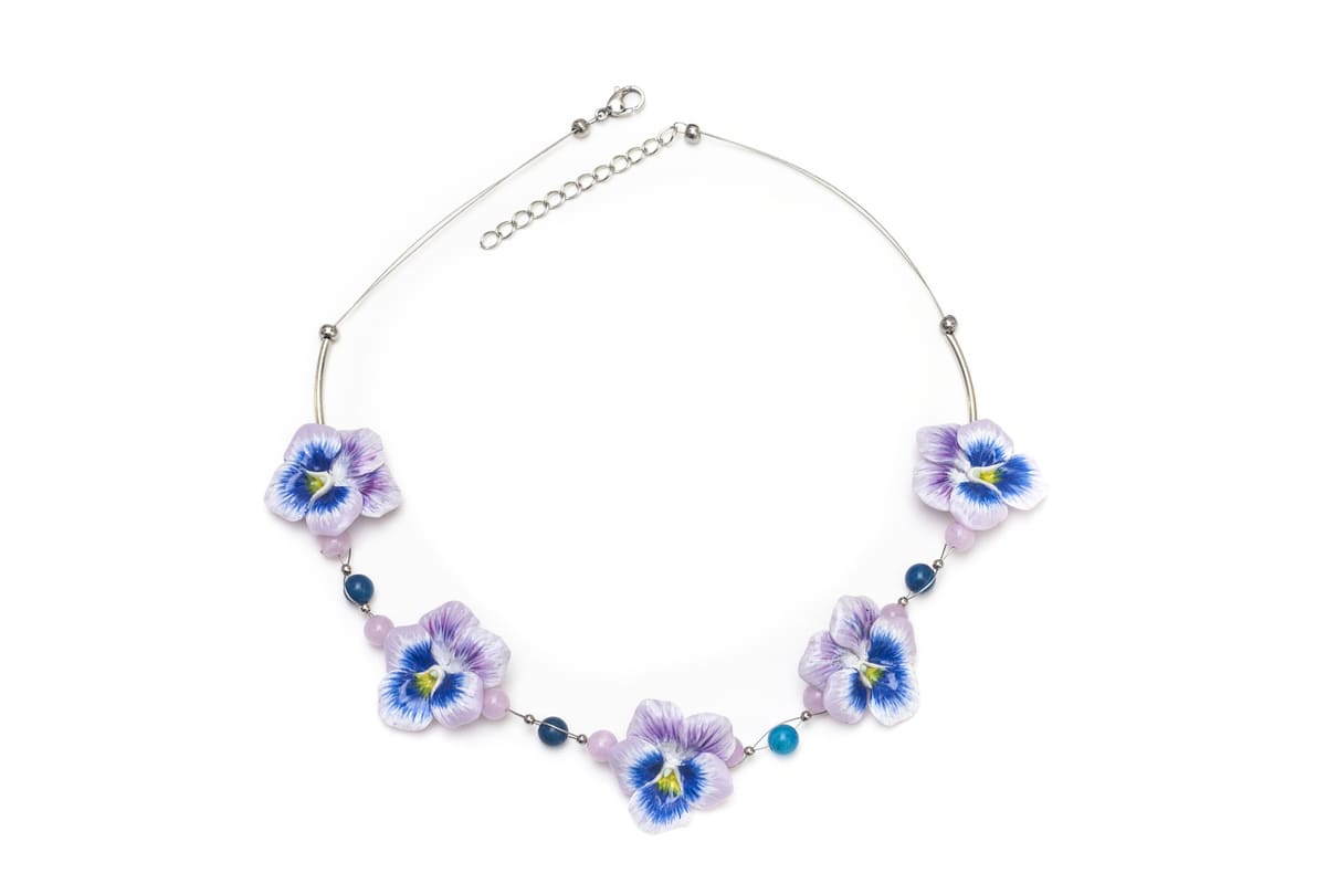 Collana girocollo con viole del pensiero viola e pietre dure