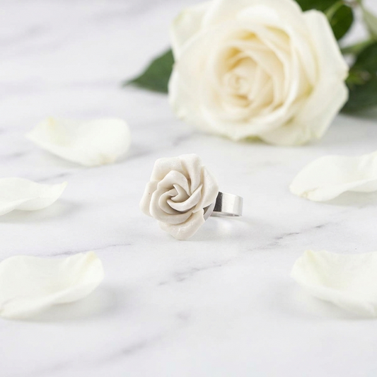 Anello con rosa bianca