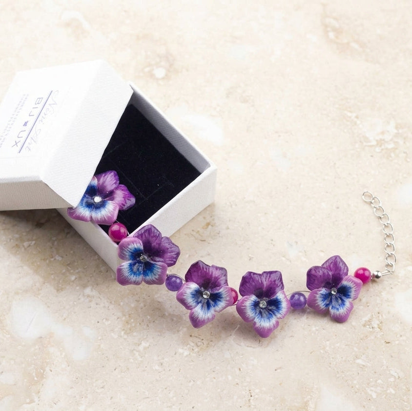Bracciale con viole del pensiero fucsia